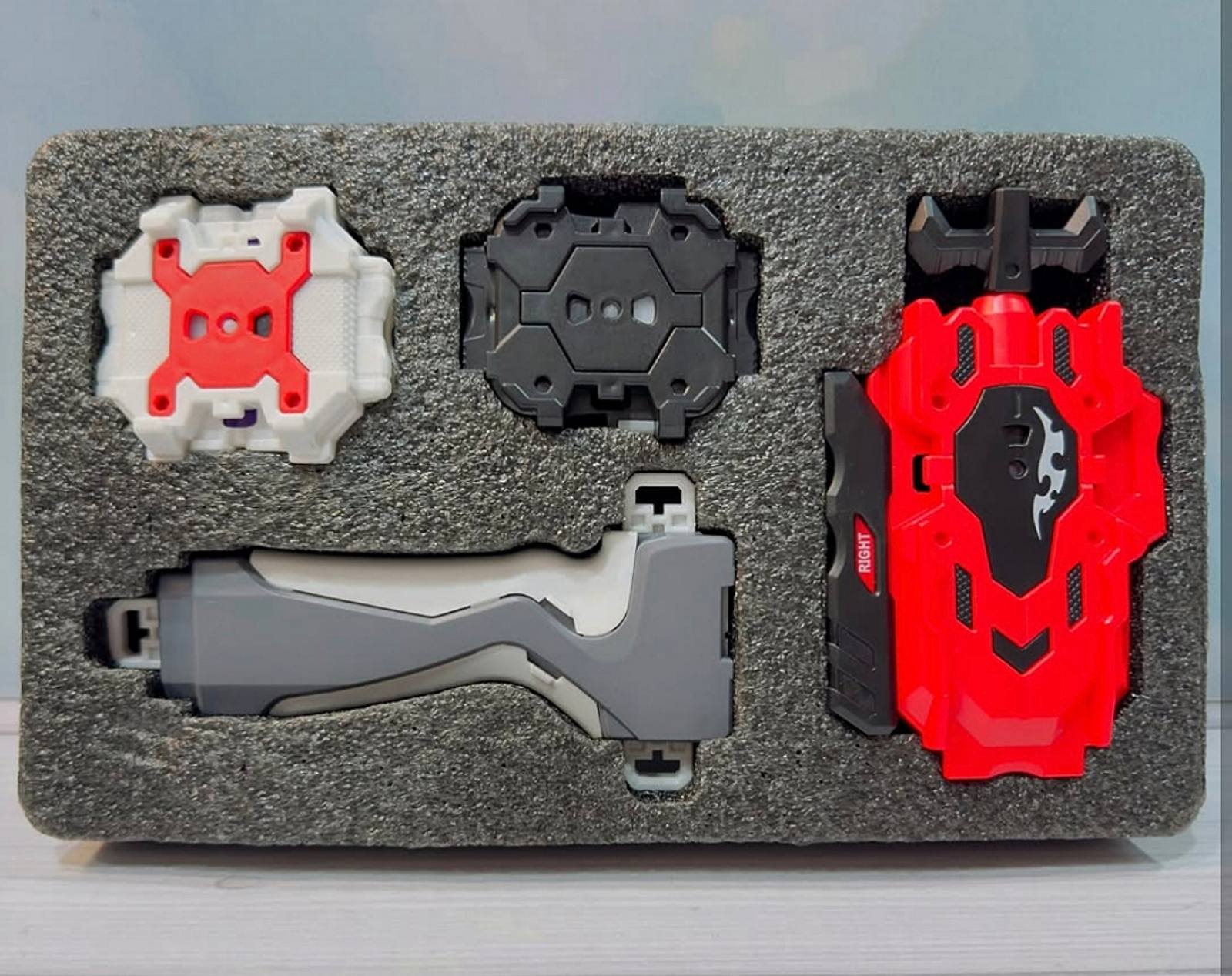 Kompletan Beyblade set sa potezačima i pištoljima za ispaljivanje