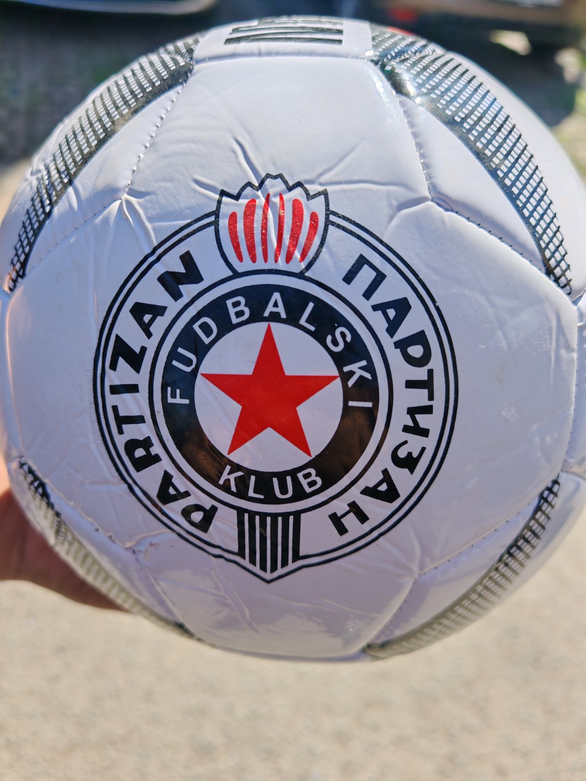 Fudbalska lopta Crvena zvezda i Partizan