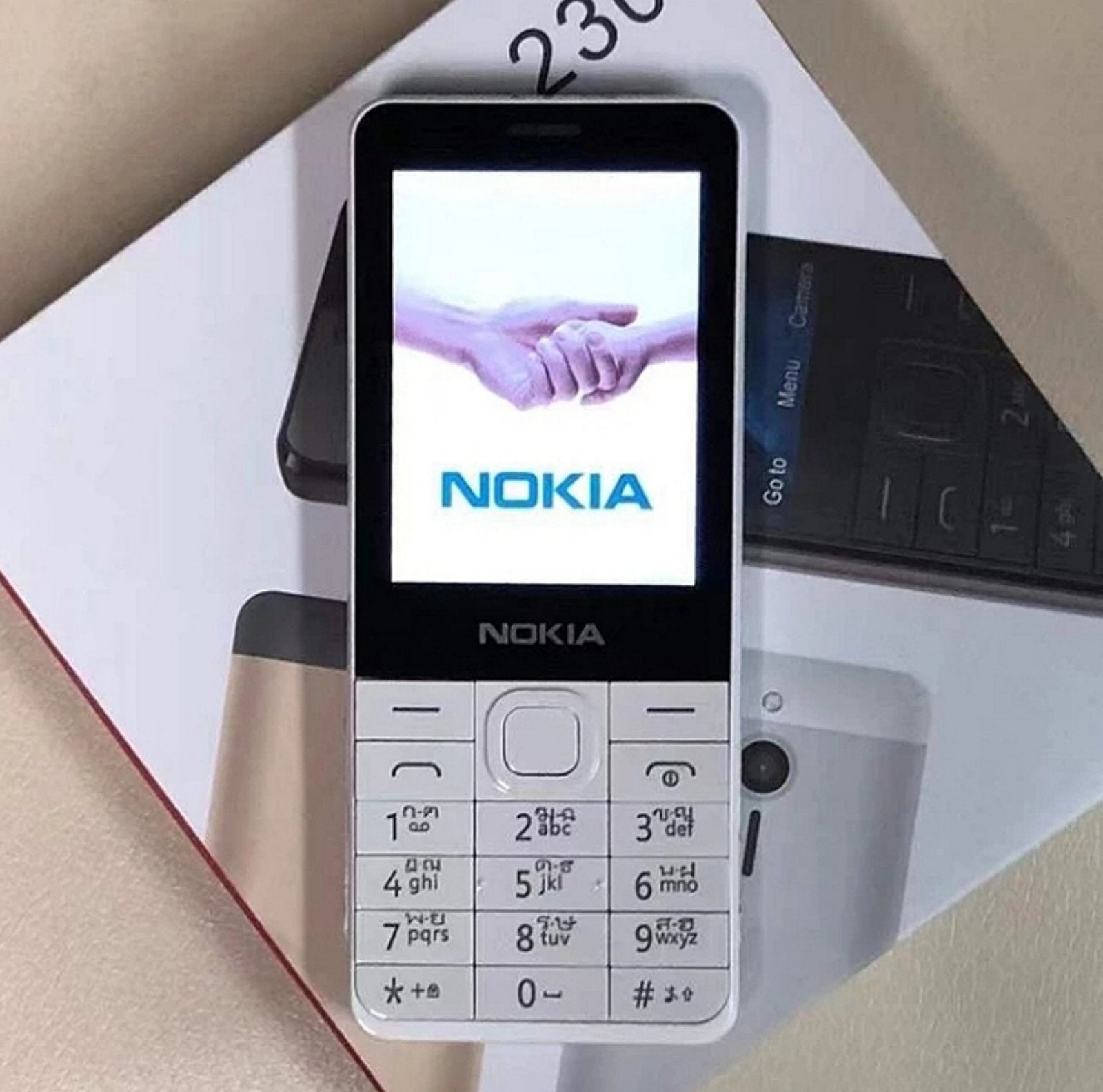 Nokia 230 u ruci – kompaktan i izdržljiv telefon