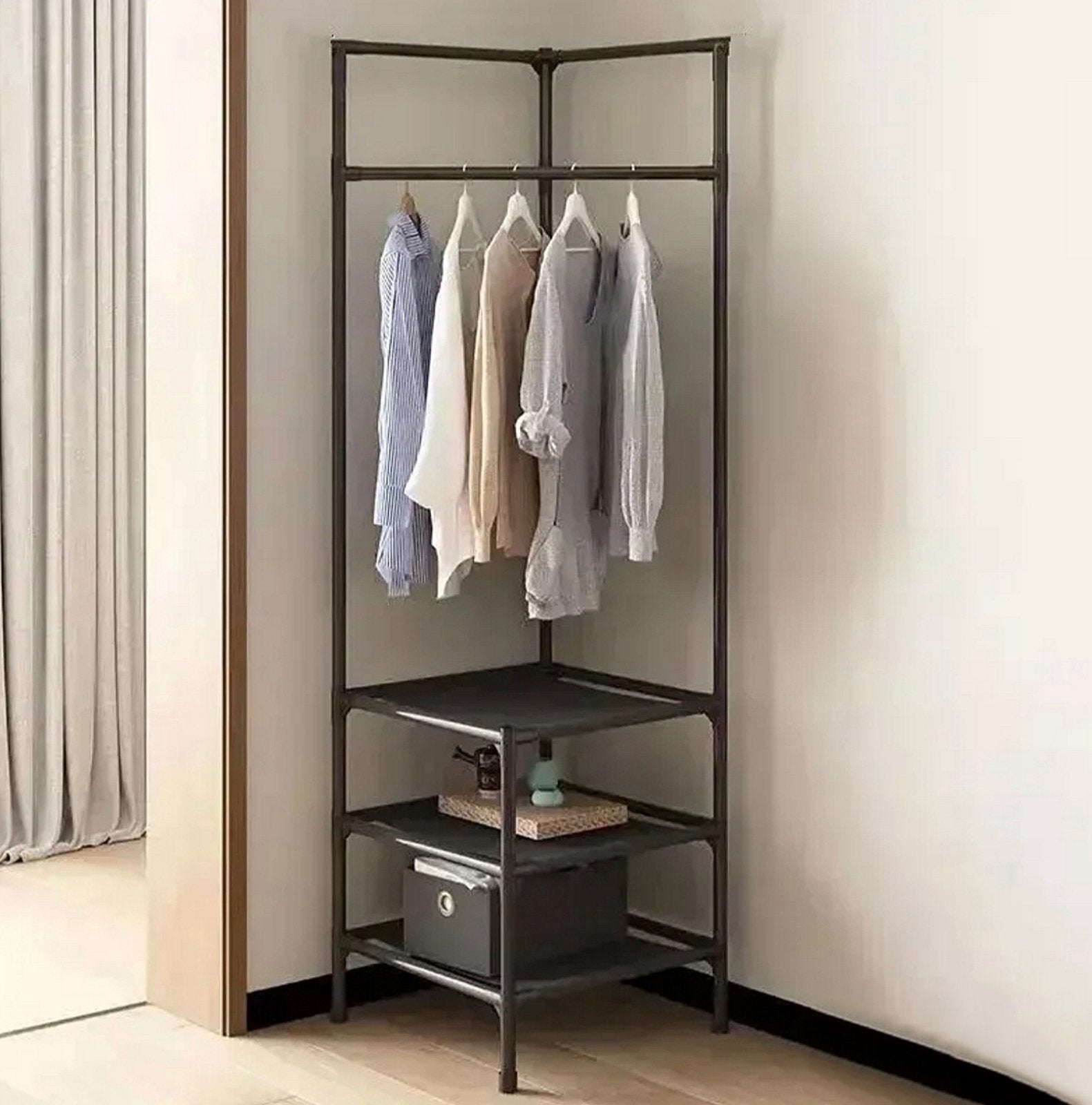 Ugaona polica i čiviluk 2u1 u crnoj boji, postavljena u uglu hodnika.