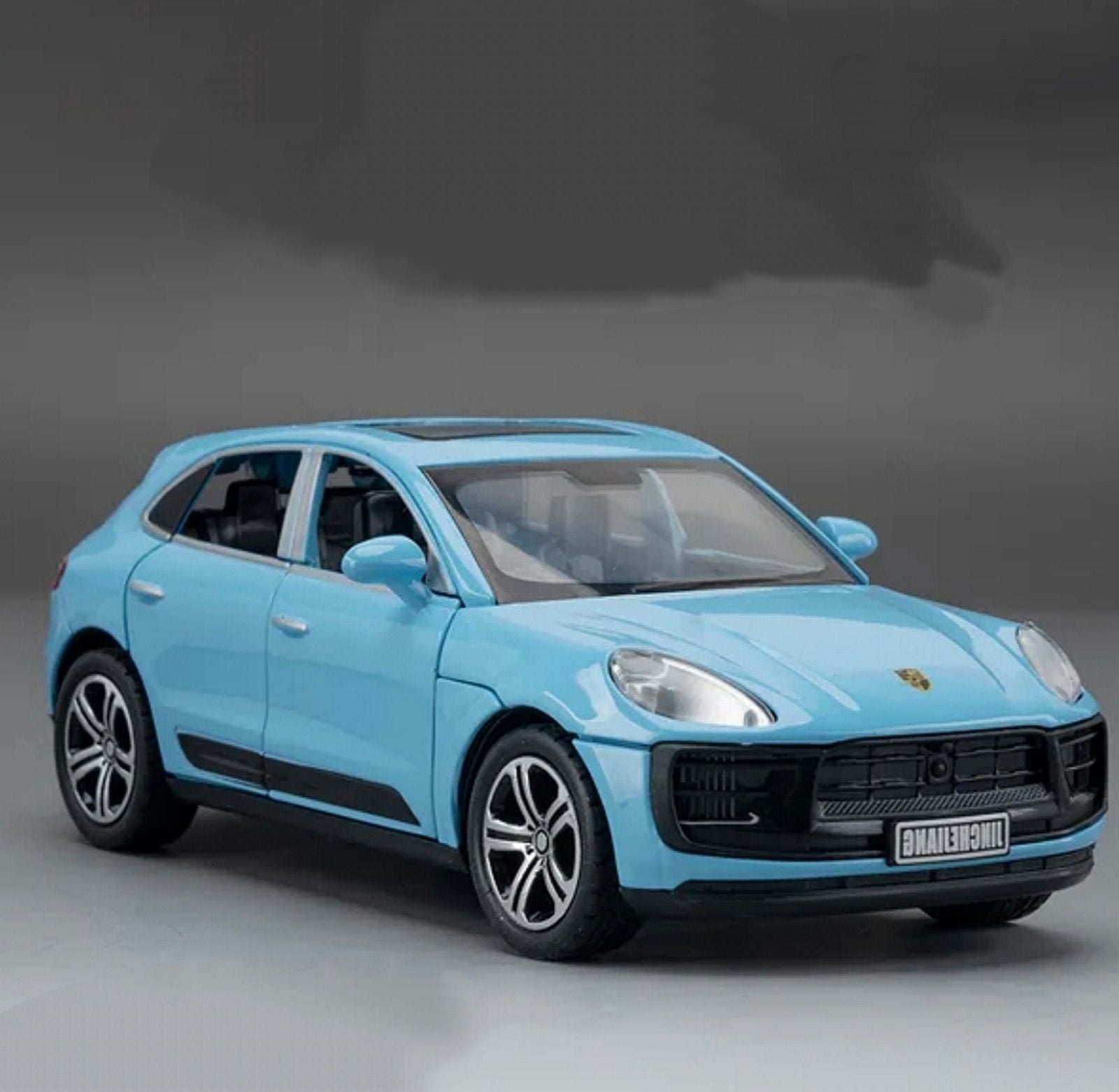 Metalni Porsche Macan T sa svetlecim farovima koji otvara vrata, gepek i haubu