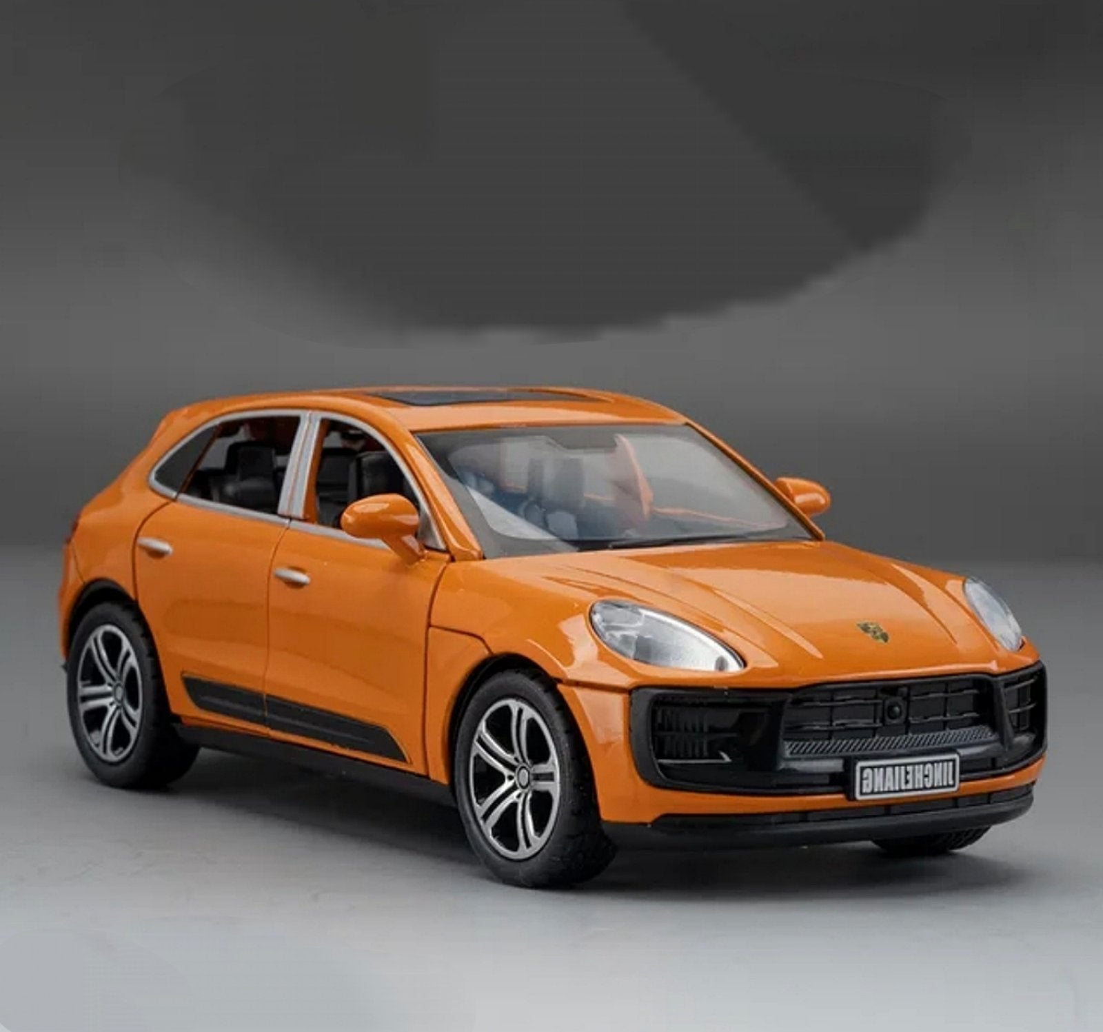Metalni Porsche Macan T sa svetlecim farovima koji otvara vrata, gepek i haubu