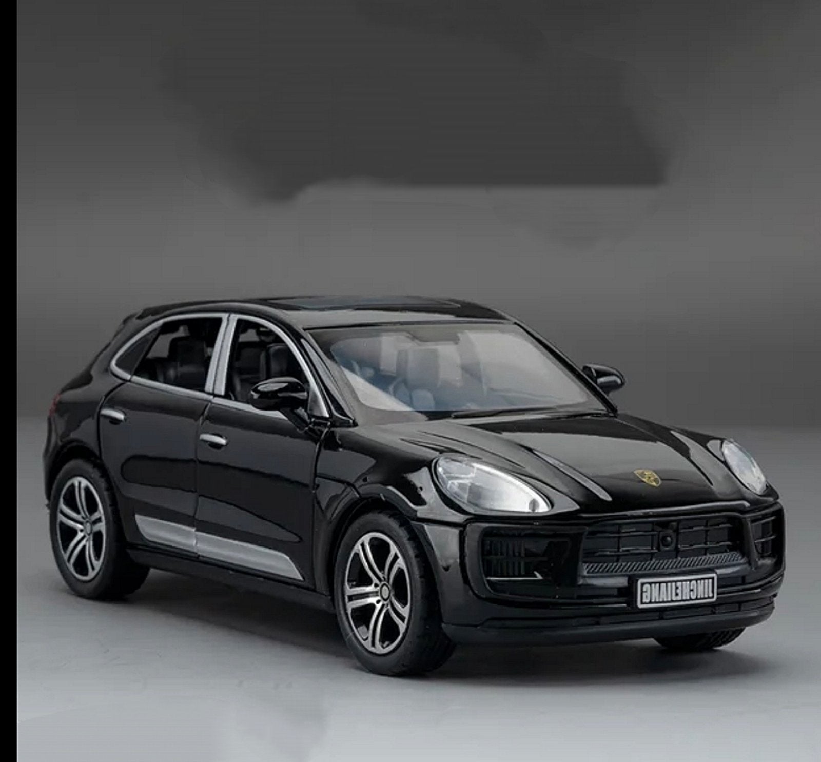 Metalni Porsche Macan T sa svetlecim farovima koji otvara vrata, gepek i haubu