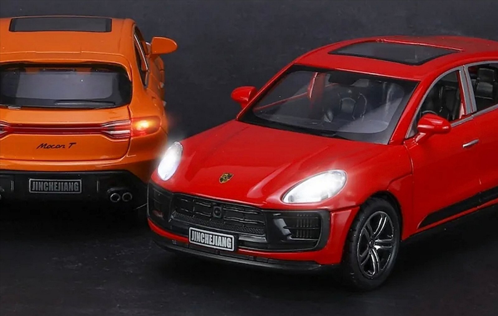 Metalni Porsche Macan T sa svetlecim farovima koji otvara vrata, gepek i haubu