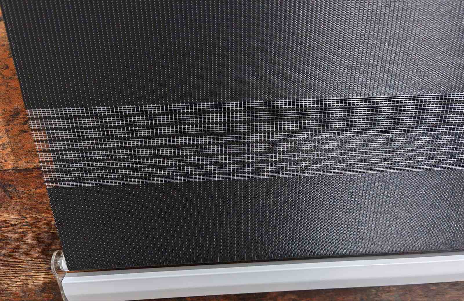 Materijal i tekstura crne zebra zavese izbliza