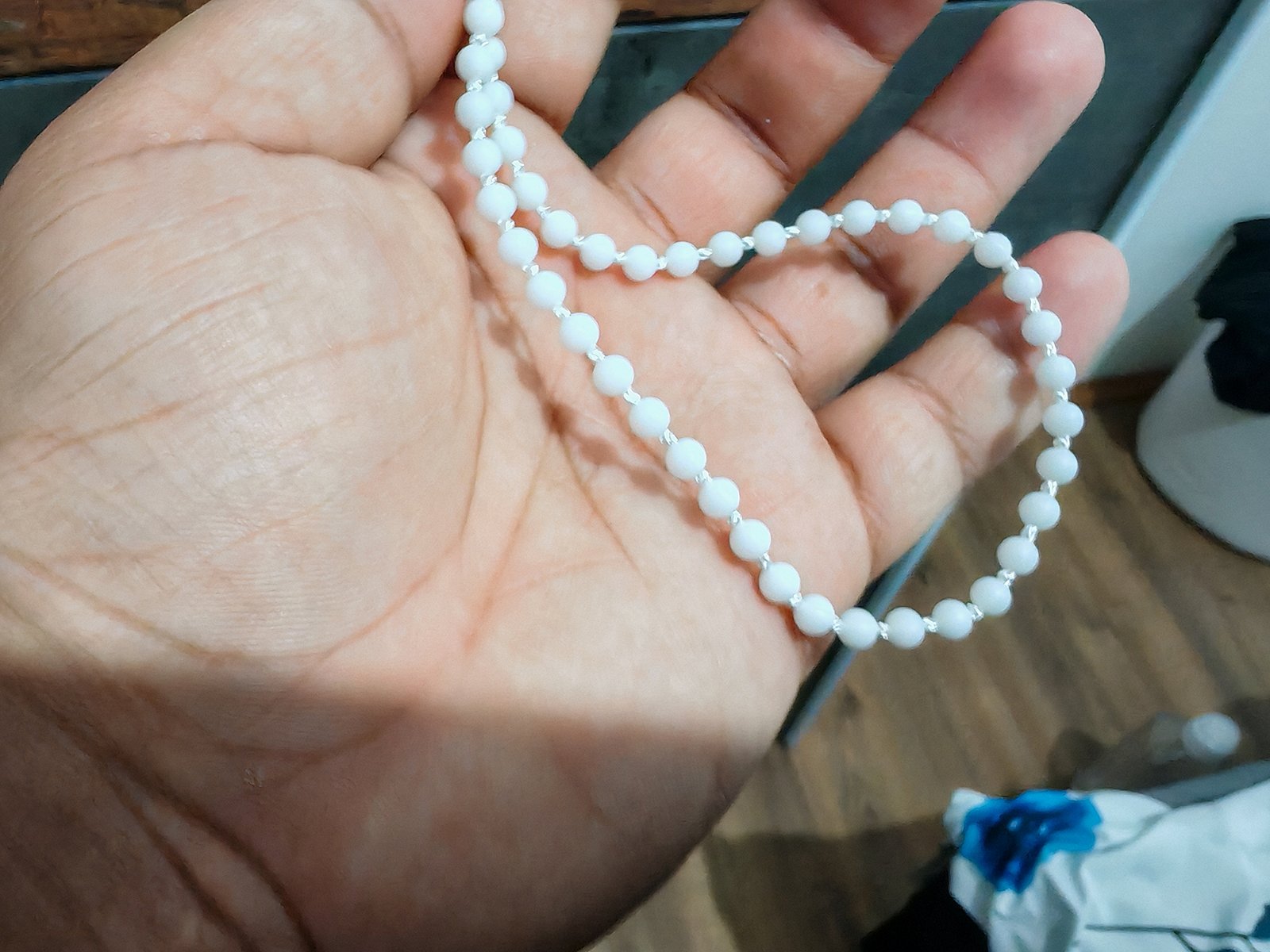 Crna zebra zavesa u minimalistički uređenom prostoru