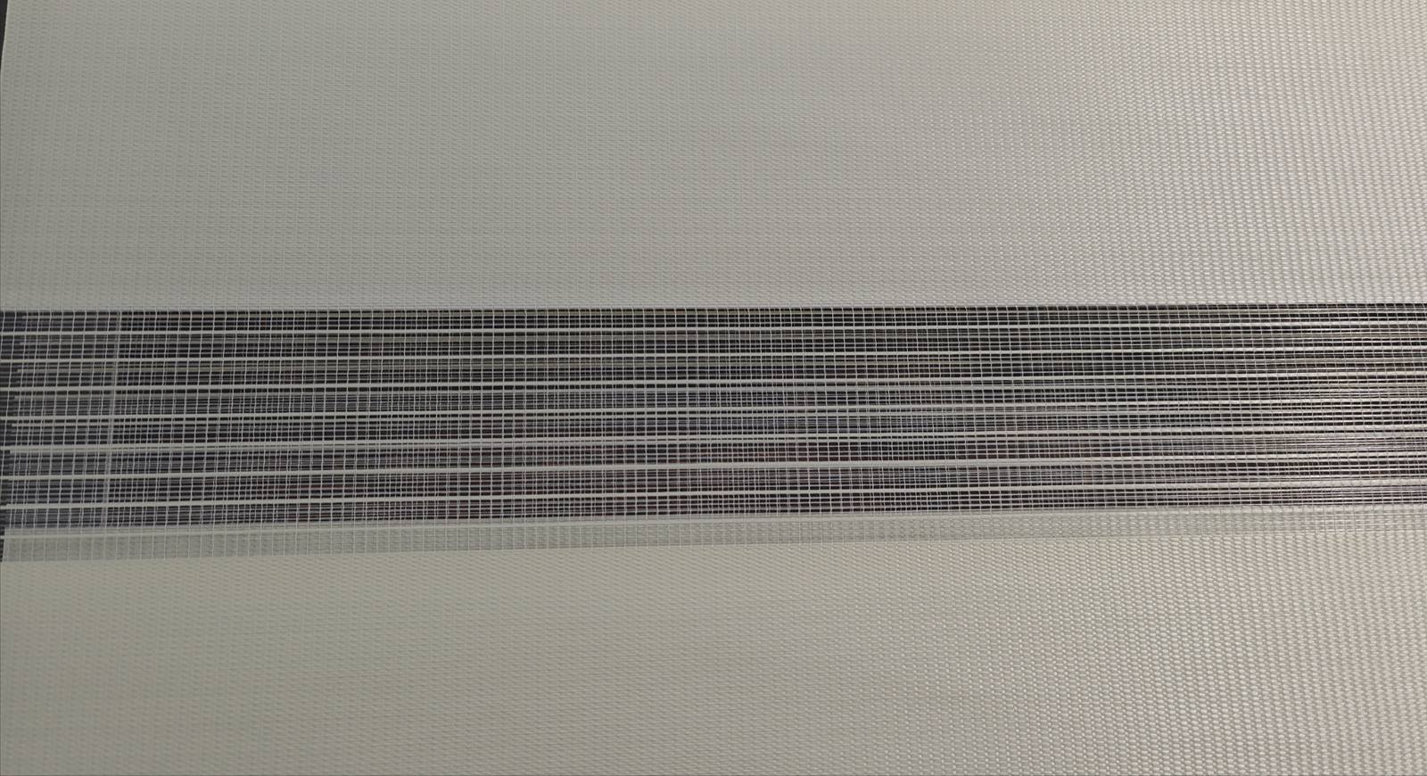 Topli tonovi enterijera uz šampanjac zebra zavesu