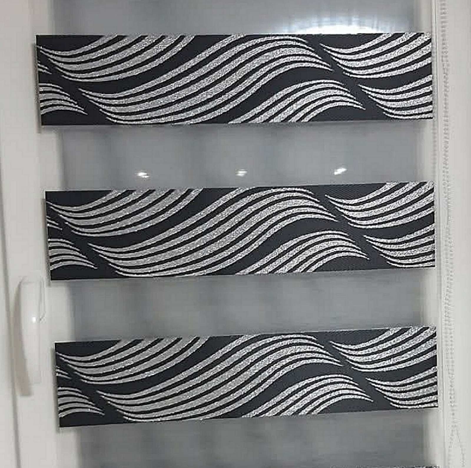 Naizmenično crne i bele trake zebra zavese