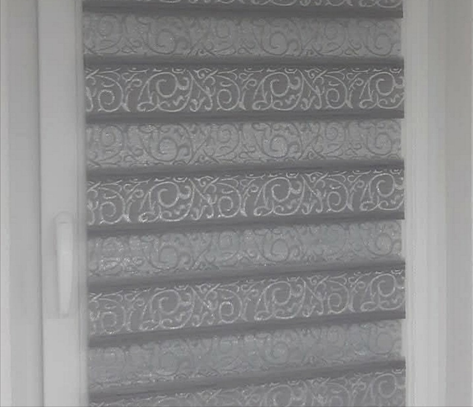 Filtriranje svetlosti kroz klasičnu zebra zavesu