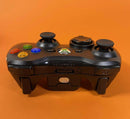 Bežični Xbox 360 kontroler povezan sa konzolom u pozadini