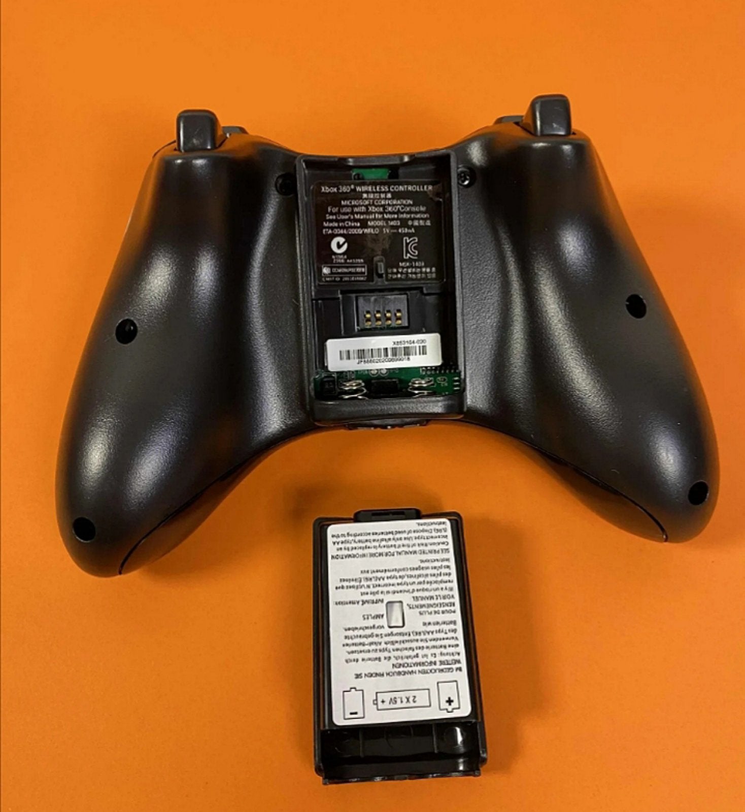 Xbox 360 džojstik sa otvorenim poklopcem za baterije
