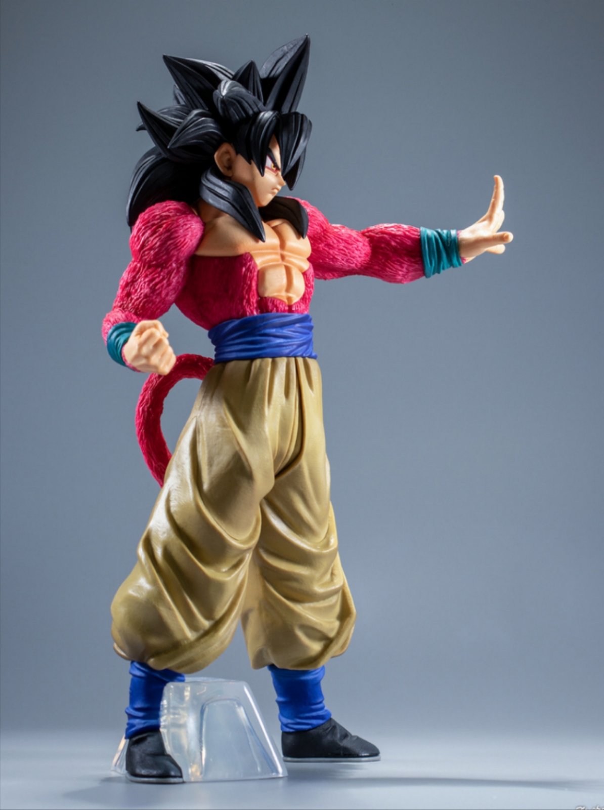 Kolekcionarska figura Gokua u Super Saiyan 4 formi – 30 cm