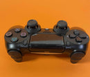 Crni PlayStation 4 džojstik sa stereo priključkom za slušalice