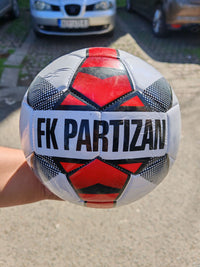 Fudbalska lopta Crvena zvezda i Partizan