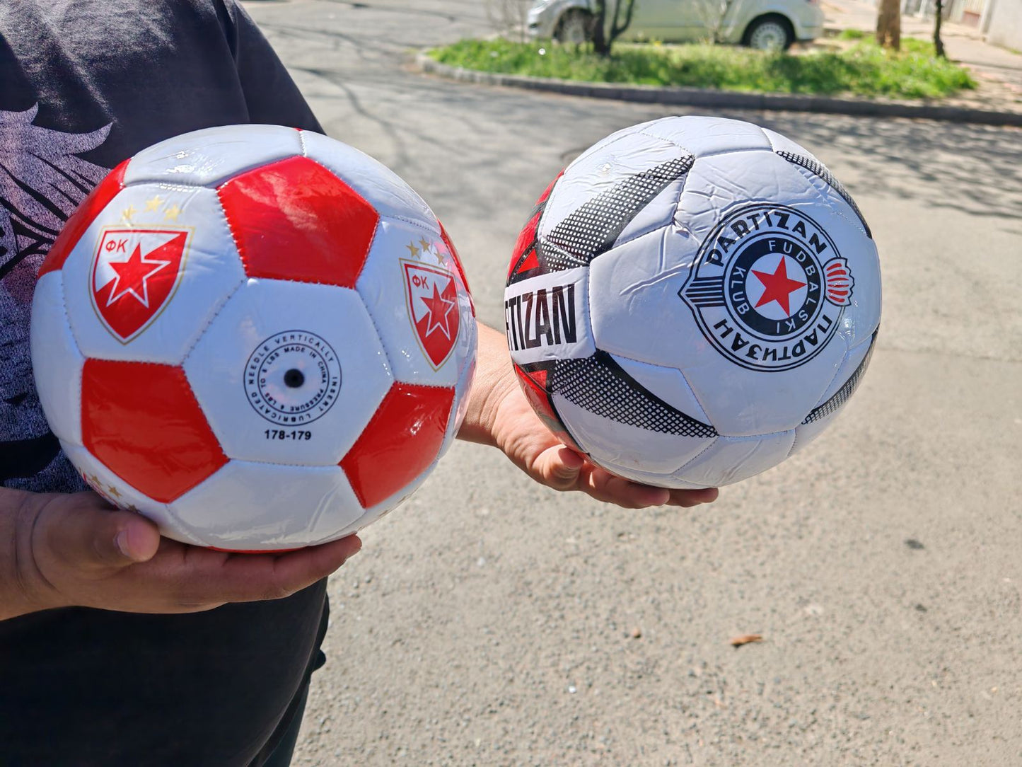 Fudbalska lopta Crvena zvezda i Partizan