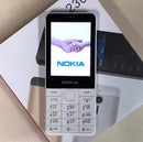 Nokia 230 u ruci – kompaktan i izdržljiv telefon