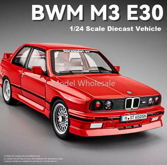 Metalni Bmw E30 M3 sa svetlecim farovima koji otvara vrata haubu i gepek