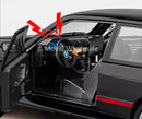 Metalni Bmw E30 M3 sa svetlecim farovima koji otvara vrata haubu i gepek