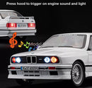 Metalni Bmw E30 M3 sa svetlecim farovima koji otvara vrata haubu i gepek