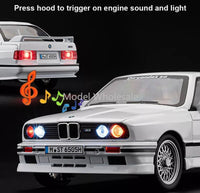 Metalni Bmw E30 M3 sa svetlecim farovima koji otvara vrata haubu i gepek