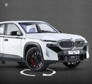 Metalni BMW XM sa svetlećim farovima koji otvara vrata, gepek i haubu