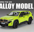 Metalni BMW XM sa svetlećim farovima koji otvara vrata, gepek i haubu