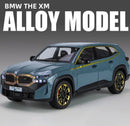 Metalni BMW XM sa svetlećim farovima koji otvara vrata, gepek i haubu