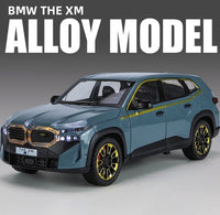 Metalni BMW XM sa svetlećim farovima koji otvara vrata, gepek i haubu