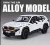 Metalni BMW XM sa svetlećim farovima koji otvara vrata, gepek i haubu