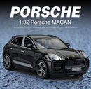 Metalni Porsche Macan T sa svetlecim farovima koji otvara vrata, gepek i haubu