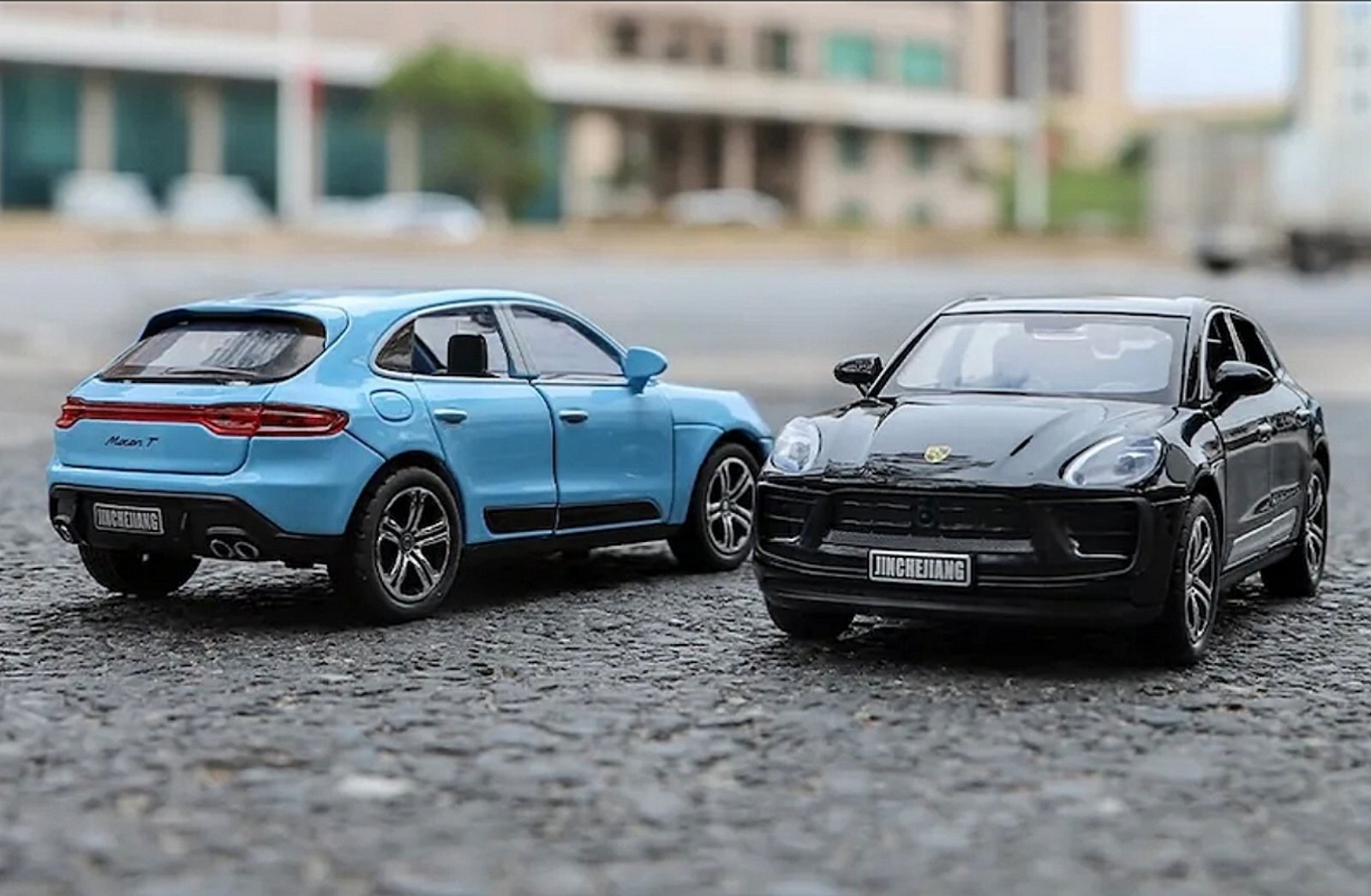 Metalni Porsche Macan T sa svetlecim farovima koji otvara vrata, gepek i haubu