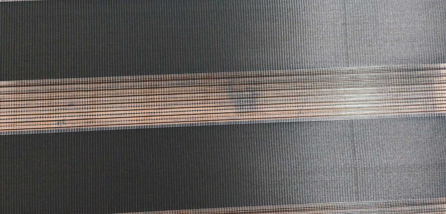 Uređenje enterijera uz sofisticirane crne zebra zavese