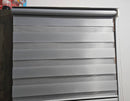 Elegantna siva zebra zavesa u savremenom enterijeru