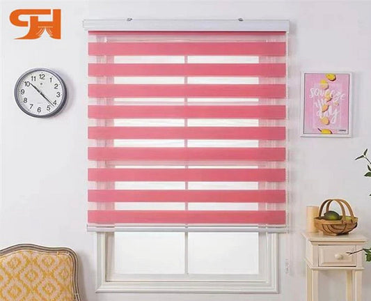 Roze zebra zavesa u romantičnom enterijeru