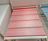 Mekana pastelna nijansa roze zebra zavese u sobi