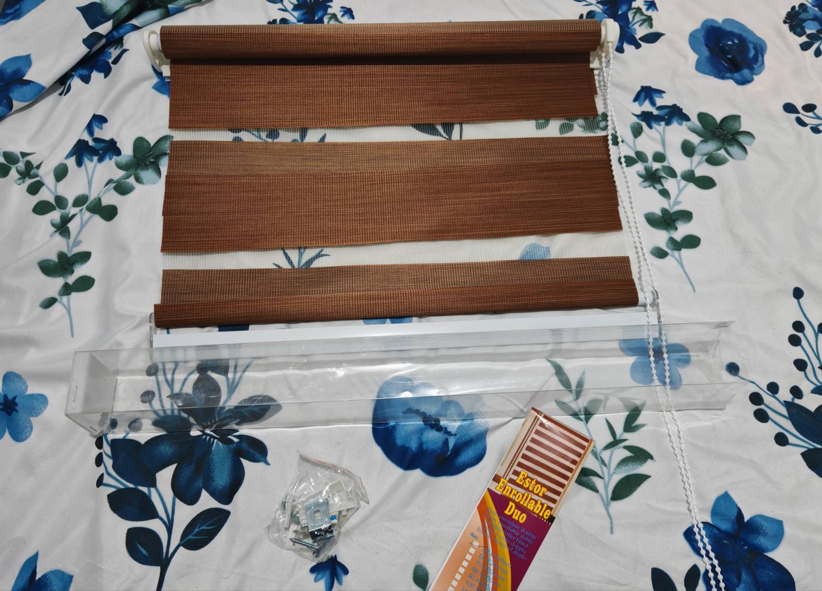 Braon zebra zavesa u modernom minimalističkom enterijeru