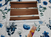 Braon zebra zavesa u modernom minimalističkom enterijeru