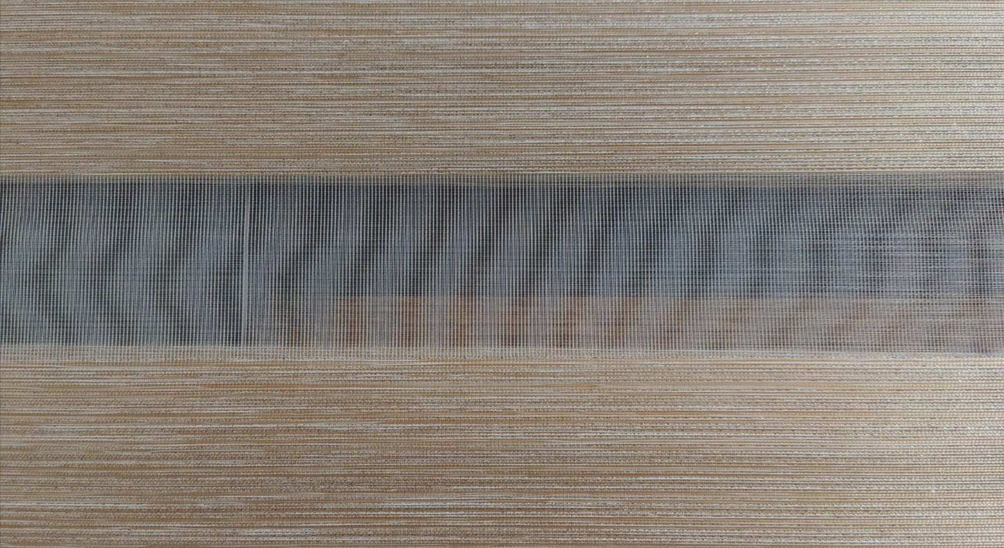 Naizmenični prozirni i zatamnjeni segmenti svetlije braon zavese