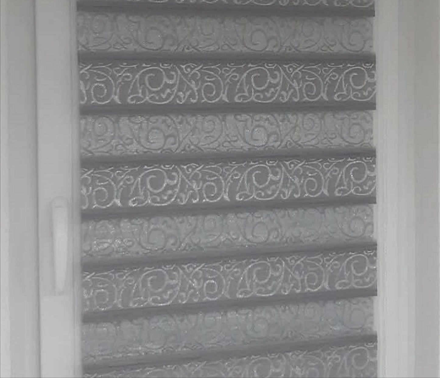 Filtriranje svetlosti kroz klasičnu zebra zavesu