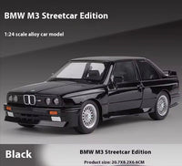 Metalni Bmw E30 M3 sa svetlecim farovima koji otvara vrata haubu i gepek