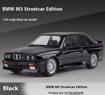Metalni Bmw E30 M3 sa svetlecim farovima koji otvara vrata haubu i gepek