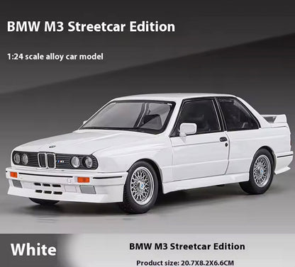 Metalni Bmw E30 M3 sa svetlecim farovima koji otvara vrata haubu i gepek